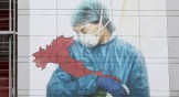 Un murales dedicato a tutti gli operatori sanitari italiani su una parete dell'ospedale Papa Giovanni XXIII di Bergamo, epicentro dell'epidemia COVID-19 in Italia, vicino a Milano.