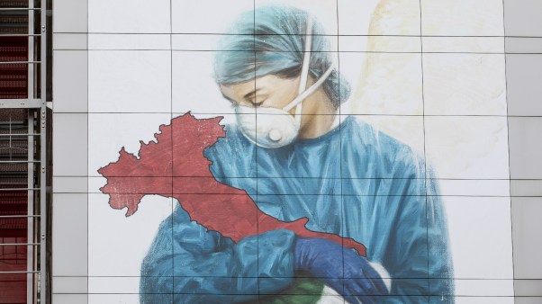 Un murales dedicato a tutti gli operatori sanitari italiani su una parete dell'ospedale Papa Giovanni XXIII di Bergamo, epicentro dell'epidemia COVID-19 in Italia, vicino a Milano.